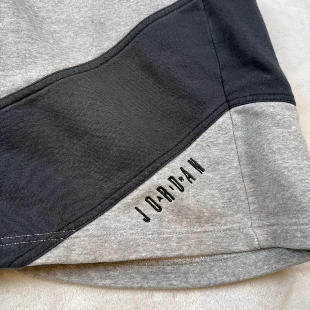 Jordan Men's Shorts Size‎ M Gray Black Sweat Drawstring Pockets Casual